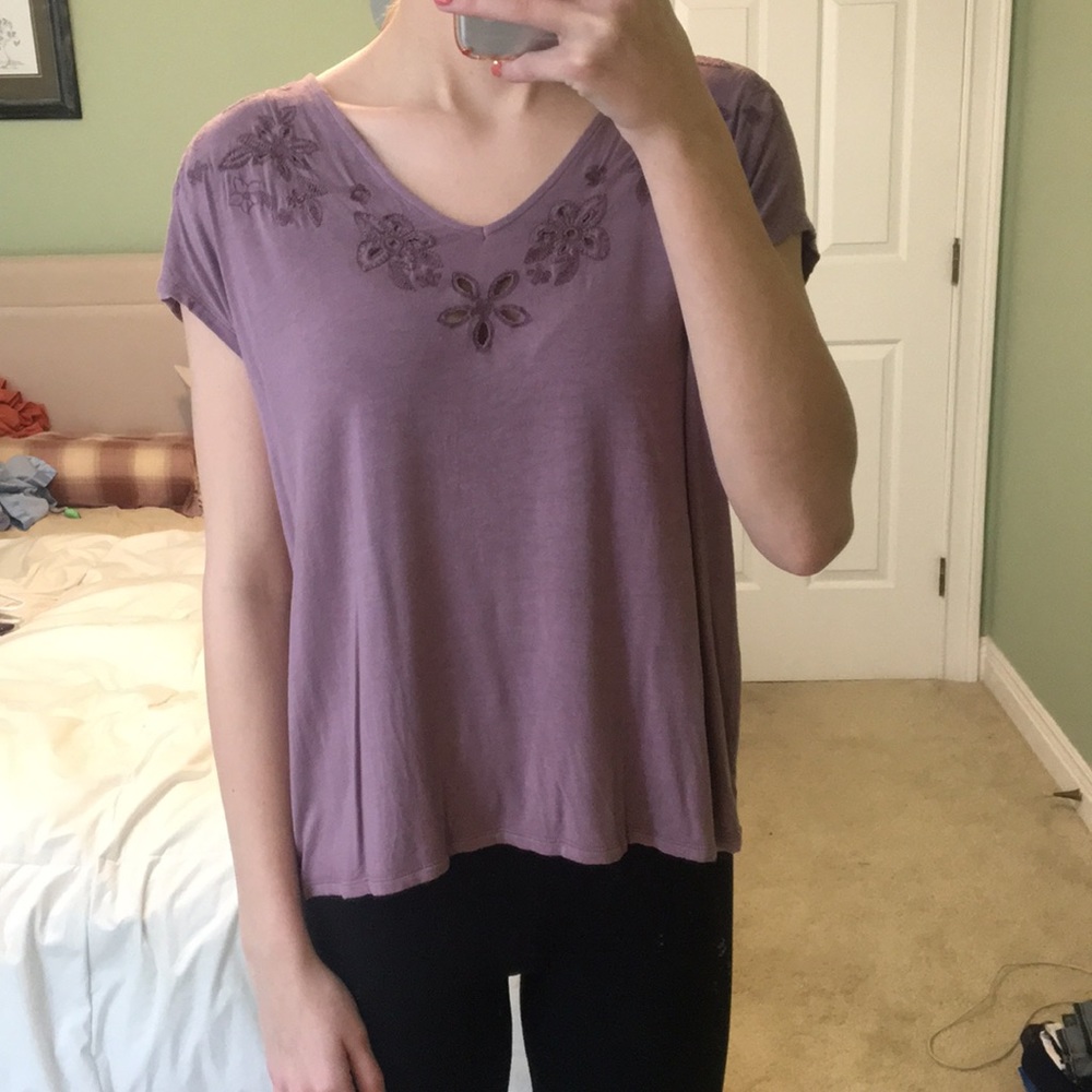 soft floral neckline t-shirt/blouse